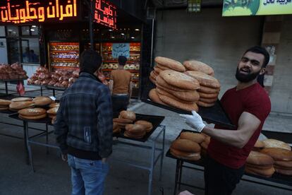 El noroeste de Siria está experimentando altos niveles de inflación: en enero de este año, el precio de 775 gramos de pan llegó a cinco liras turcas (30 céntimos de euro), y a finales de marzo la cantidad había disminuido a 625 gramos por el mismo precio.