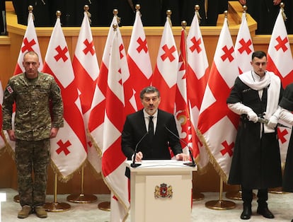 Mjeil Kavelashvili jura el cargo este domingo en el Parlamento de Georgia, en la capital. 
