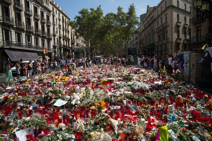 Ofrendas en recuerdo a las víctimas del atentado, en el mosaico de Miró, en las Ramblas.