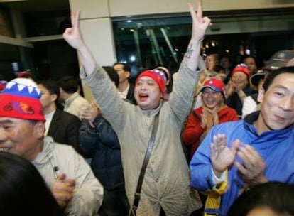 Los seguidores de la formación opositora del Partido Kuomintang (KMT) celebran la victoria en las elecciones parlamentarias de Taiwán.