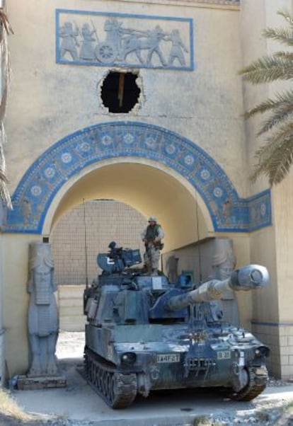 Soldados estadounidenses custodian las instalaciones del Museo Nacional de Irak en julio de 2003.