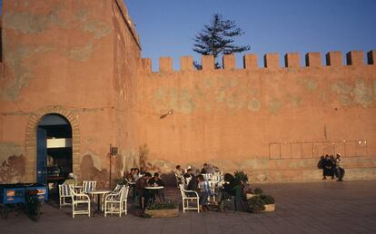 La terraza de un café en la muralla.