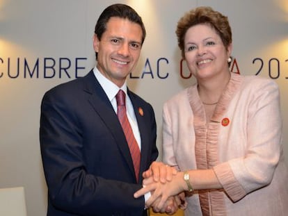 Enrique Pe&ntilde;a Nieto y Dilma Rousseff en una reuni&oacute;n de trabajo en la Celac
 