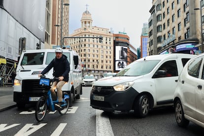 Rowerzysta w trakcie dżemu na Gran Vía, który Rada Miasta zreformowała, ale uważała, że ​​trzeba było wykonać kompletny pas rowerowy. 