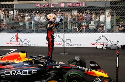 Max Verstappen celebra el primer puesto en el GP de Mónaco. 