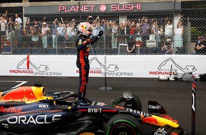 Max Verstappen celebra el primer puesto en el GP de Mónaco.