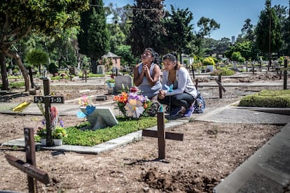 Marta Tarqui y su hija Miriam Colque (26) lloran en el cementerio de Chacarita por la pérdida de su hija y hermana Daiana Belén Colque, asesinada a cuchillazos por su novio, Hernán, uno de los narcos de Villa 31 donde Marta vive con su familia.