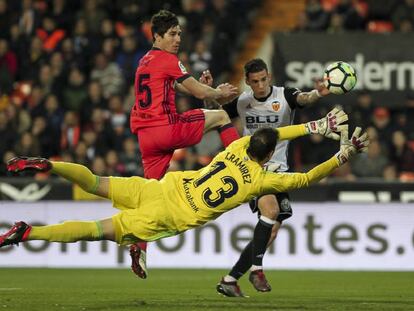 Santi Mina marca ante Elustondo y Toño.