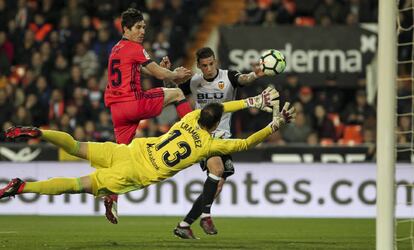 Santi Mina marca ante Elustondo y Toño.