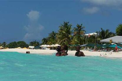 Playa de Shoal Bay West, una de las más concurridas de la isla caribeña de Anguilla.