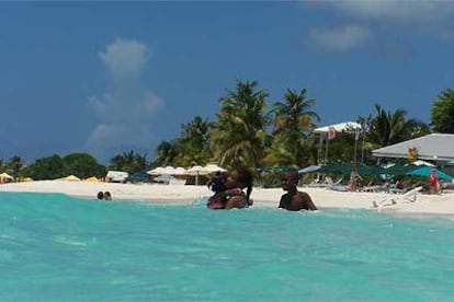 Playa de Shoal Bay West, una de las más concurridas de la isla caribeña de Anguilla.