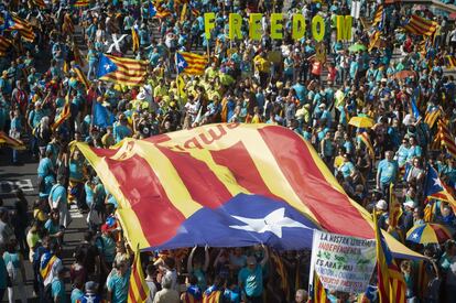 Una enorme 'estelada' es portada por los manifestantes en la plaça d'Espanya de Barcelona.