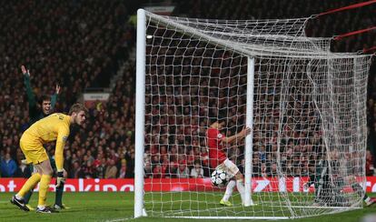 Kaká observa como entra el balón después del disparo Ronaldo en el 1 a 2.