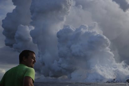 Joe Kekedi ve las plumas provocadas por el contacto entre la lava y el océano cerca de Pahoa, Hawái, el 20 de mayo de 2018.
