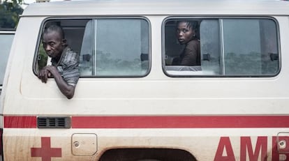 Dos enfermos de Ébola esperan a ser admitidos en el centro de aislamiento de Kailahun.