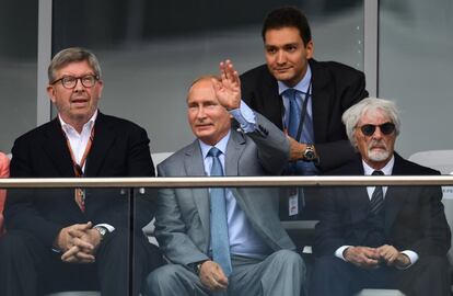 De izquierda a derecha, Ross Brawn. directivo del Mundial de Frmula 1; Vladimir Putin, presidente de Rusia, y Bernie Ecclestone, presidente  honorfico de la Frmula 1, siguen la carrera desde las gradas.
