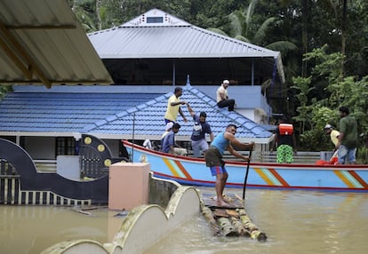 Voluntarios realizan labores de rescate al sur de Kerala, el 19 de agosto de 2018.