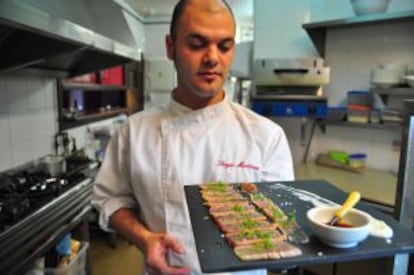 Sergio Martínez en la cocina de Keki Tepería, en Murcia, con una bandeja de 'tataki' de atún rojo.