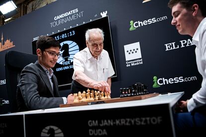 Manuel Álvarez, de 100 años, hace el saque de honor en la partida Firouzja-Duda. Photo Chess
