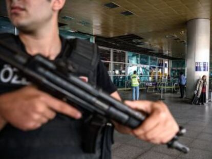 Mais de 20 pessoas foram detidas por suspeita de envolvimento com o atentado no aeroporto de Istambul, que deixou 42 mortos e ao menos 239 feridos