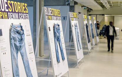 Modelos de vaqueros expuestos en el Centro de Denim de Ámsterdam.