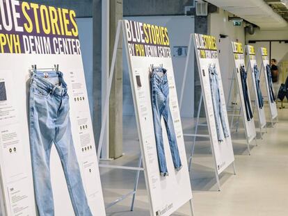 Modelos de vaqueros expuestos en el Centro de Denim de Ámsterdam.