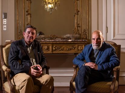 Los poetas Luis García Montero y Raúl Zurita  durante un diálogo en Santiago de Chile.