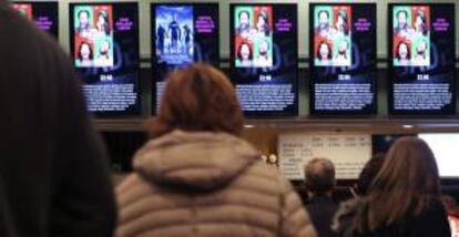 Vista de las colas en un cine de San Sebastián para ver la película "Ocho apellidos vascos". EFE/Archivo