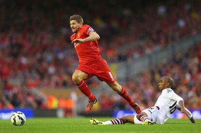 El emblemático capitán del Liverpool echa chispas todavía pese a sus 34 añitos y al fracaso de la selección inglesa en el Mundial de Brasil. El medio centro vuelve a la Champions con su equipo de toda la vida con la misión de liderar a los 'reds' en el máximo escenario europeo tras cinco años de ausencia. El futuro rival de Cristiano en el Grupo B debuta este martes ante el Ludogorets búlgaro.