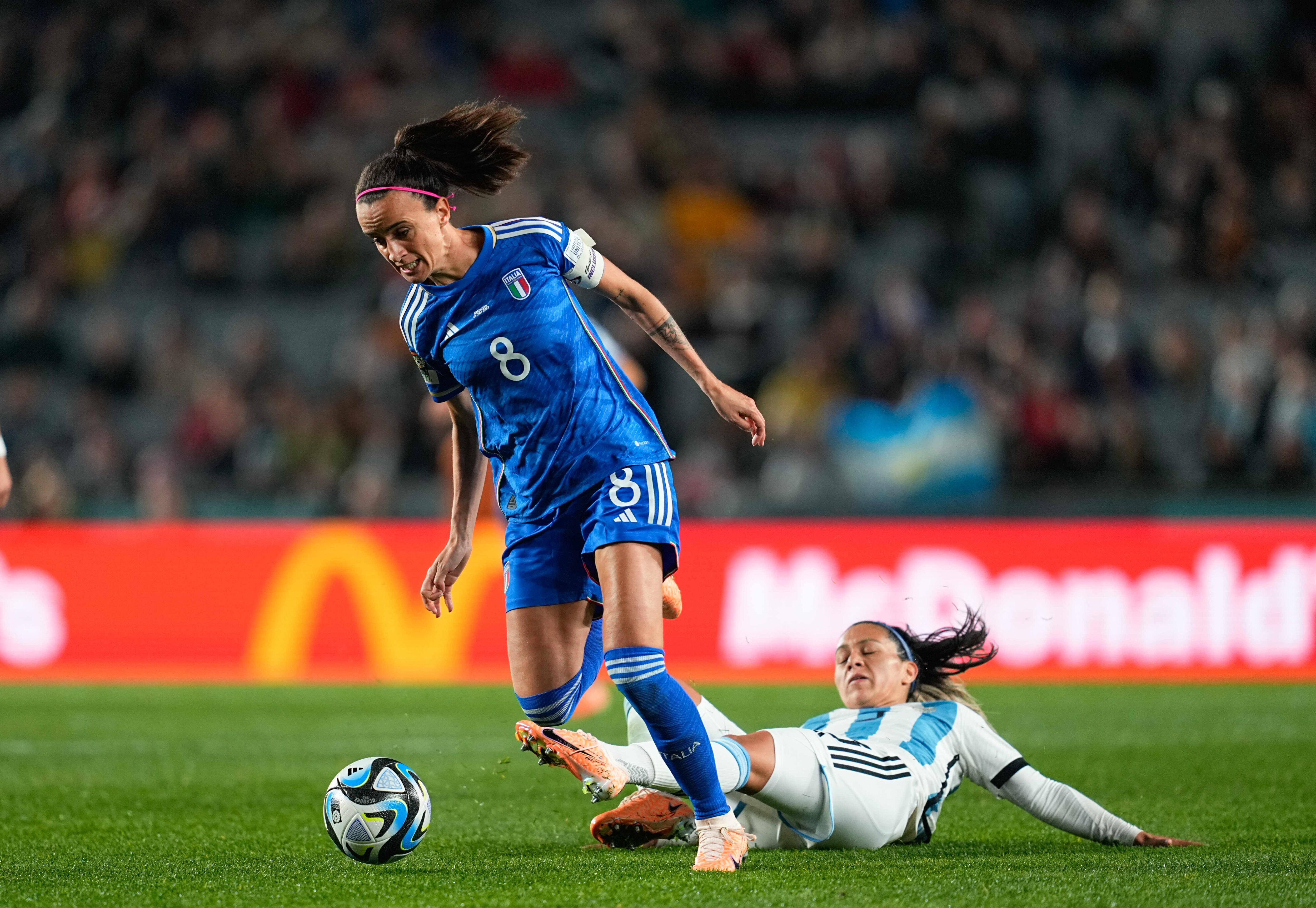 Eliana Stábile roba un balón durante un partido contra Italia, el 24 de julio de 2023, durante el mundial en Nueva Zelanda y Australia.