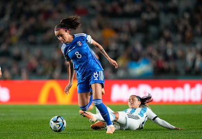 Eliana Stábile roba un balón durante un partido contra Italia, el 24 de julio de 2023, durante el mundial en Nueva Zelanda y Australia.