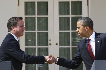 Cameron y Obama se saludan a las puertas de la Casa Blanca. El primer ministro británico ha viajado a Washington para reunirse con el presidente de EE UU y tratar temas como Afganistán o Siria.