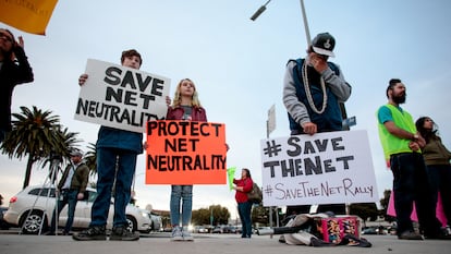 Partidarios de la neutralidad de la Red protestan contra la decisión de la FCC de derogar el programa en Los Ángeles, California, en 2017.