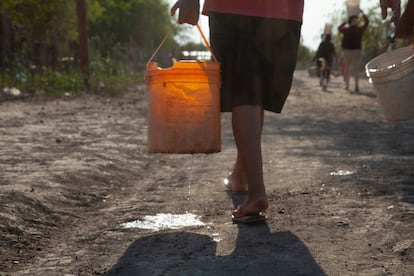 Aunque el pueblo indígena yshyr ybytoso, habitante del Pantanal paraguayo, vive rodeado del río. Las mujeres deben acarrear varios baldes hasta sus viviendas para que sus familias puedan satisfacer sus necesidades diarias.