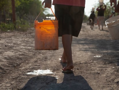 Aunque el pueblo indígena yshyr ybytoso, habitante del Pantanal paraguayo, vive rodeado del río. Las mujeres deben acarrear varios baldes hasta sus viviendas para que sus familias puedan satisfacer sus necesidades diarias.