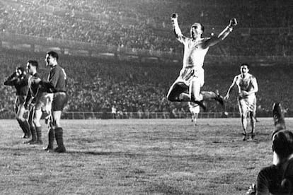 Madrid, 2 de abril de 1958. Gol de Di Stéfano en partido de Copa de Europa en el estadio Santiago Bernabéu, donde el Real Madrid gana 4-0 al Vasas de Budapest.