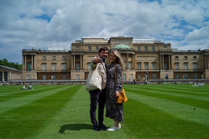 Visitantes en los jardines de Buckingham este verano. 