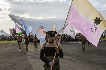 Participantes del festival realizan un desfile por el recinto