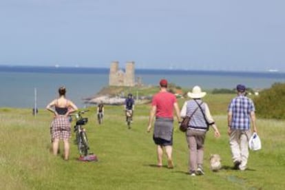 Último tramo del Oyster Bay Trail, frente al litoral sureste de Inglaterra, con las torres de Reculver al fondo.