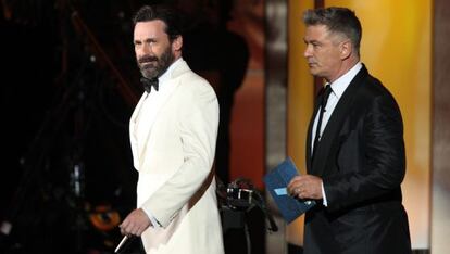 Jon Hamm, con Alec Baldwin, durante la ceremonia de los Emmy.