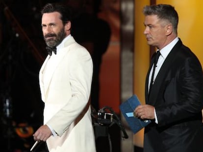 Jon Hamm, con Alec Baldwin, durante la ceremonia de los Emmy.