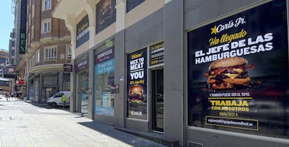 Fachada del local de Carl&#039;s Jr en Gran V&iacute;a.