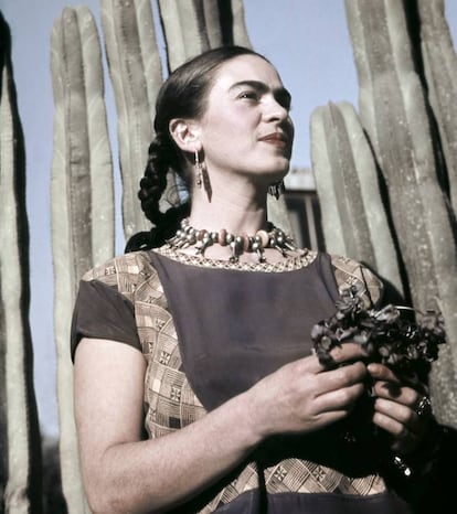 Aos 19 anos, a artista mexicana Frida Kahlo (1907-1954) pintou seu primeiro autorretrato a óleo e iniciou a tendência mais característica de suas pinturas: refletir nela todos os sentimentos que a invadiam. Em 1928, quando tinha 21 anos, pintou o famoso retrato de sua irmã Cristina. E, aos 22, já frequentava círculos políticos e intelectuais, onde conheceu o pintor e militante do Partido Comunista Diego Rivera, com quem se casou antes de fazer 23 anos.