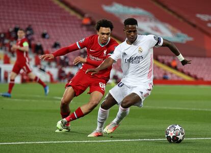 Vinicius Junior le quita el balón al jugador del Liverpool, Trent Alexander-Arnold.