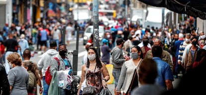 Multidão caminha pelas ruas de São Paulo no dia 26 de junho deste ano.