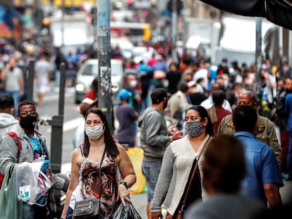 Multidão caminha pelas ruas de São Paulo no dia 26 de junho deste ano.