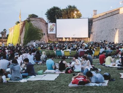 Cientos de espectadores esperan la proyecci&oacute;n de una de las pel&iacute;culas en el foso de Montju&iuml;c.