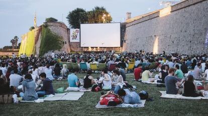 Cientos de espectadores esperan la proyecci&oacute;n de una de las pel&iacute;culas en el foso de Montju&iuml;c.