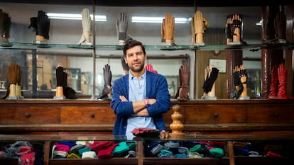 Álvaro Ruiz, propietario de Guantes Luque, negocio centenario en el centro de Madrid.