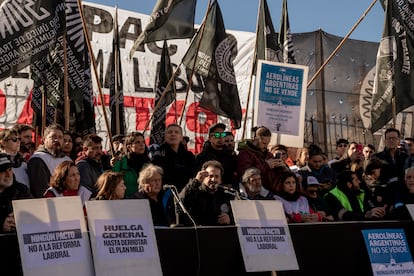 Alejandro Crespo, miembro del sindicato SUTNA, toma la palabra durante una conferencia de prensa. A diferencia de la primera huelga general, este jueves no habrá una gran movilización en las calles.